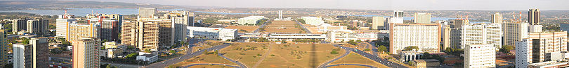 Panorama do Eixo Monumental no Plano Piloto.