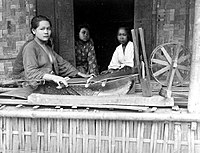 Σουντανέζα υφάντρια σαρόνγκ στην Μπαντούνγκ της Δυτικής Ιάβας, Ολλανδικές Ανατολικές Ινδίες, 1900-1940.