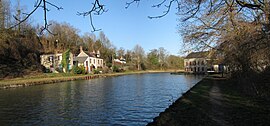 Le canal du Loing au sud-ouest de la localité