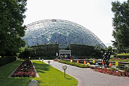 Геодезичният купол „Климатрон“ на оранжерията в ботаническата градина