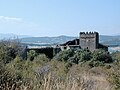 Conjunto fortificado en el que destaca en altura la torre cuadrada terminada en almenas.