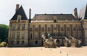 Château de Courances viewed from yard (côté cour).