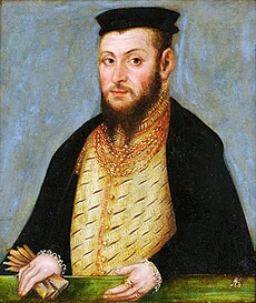 Портрет Сигизмунда II Августа в черной шляпе с белым пером, с белым воротником на шее и богато украшенной золотой цепочкой на шее.