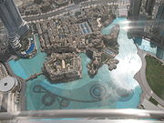 The Dubai Fountains in Dubai (Verenigde Arabische Emiraten). Gezien vanaf de Burj Khalifa.