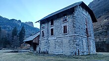 Estación abandonada del ferrocarril en Les Forges d'Abel vista desde el este