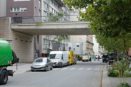 La rue franchissant celle du Chevaleret.