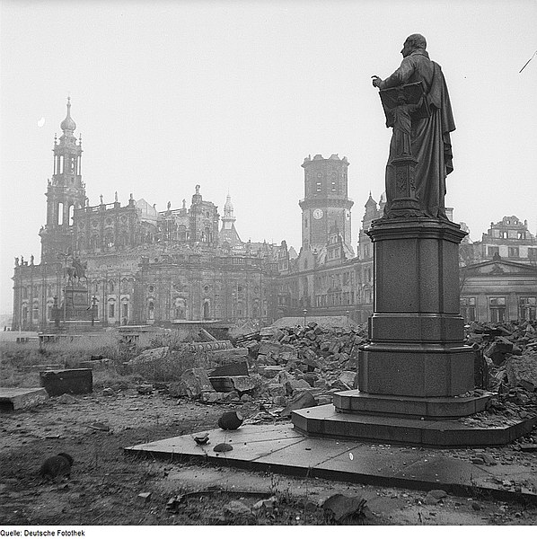 Blick vom Denkmal Carl Maria von Webers über den Theaterplatz gegen Katholische Hofkirche und Schloß (nach dem 17. September 1945)