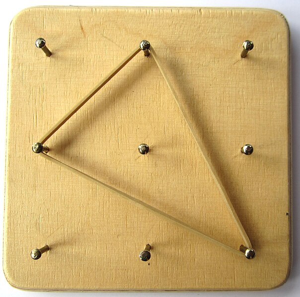 File:Geoboard.JPG