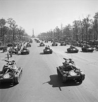 Tanques leves americanos M24 'Chaffee' durante o desfile.