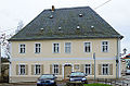 Pfarrhaus mit Gellert-Gedenktafel, östliches Seitengebäude und Pfarrgarten eines Pfarrhofes (Gellert-Geburtshaus)