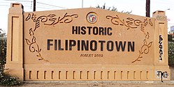 Исторические западные ворота филиппинского города, расположенные рядом с автострадой 101 на углу Темпл-стрит и бульвара Сильверлейк.