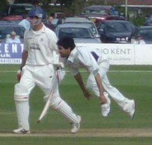 English: Amjad Khan bowling for Kent, alongsid...