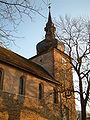 Kirche St. Johannes mit Ausstattung, sowie Friedhof mit historischen Grabsteinen, Umfassungsmauer und Kapelle