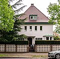 Wohnhaus mit Garten und Pfeiler der Einfriedung