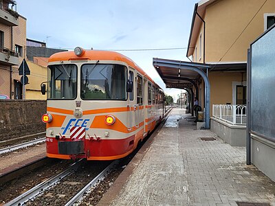 L'automotrice FCE ADe 12 in partenza dalla stazione di Misterbianco, 10 novembre 2023.