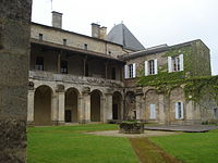 Le cloître, galerie sud et mur à l'ouest (août 2008).