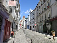 La rue Saint-Blaise avec en arrière plan l'église Saint-Germain de Charonne.