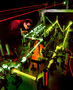Ingénieur en optique évaluant les interactions de multiples lasers. (définition réelle 1 319 × 1 627)