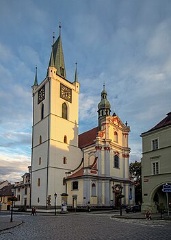 Pohled na kostel Všech svatých z Mírového náměstí