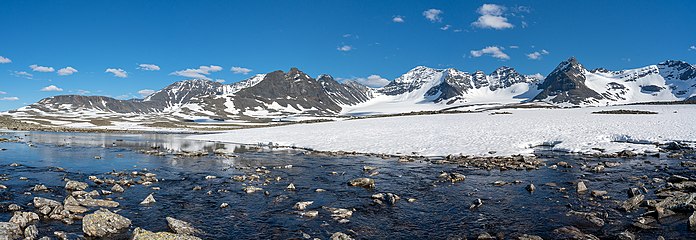 Vy mot öster från Luohttoláhko. Jokken från Lullihajávrre.