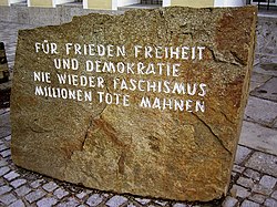 Памятный камень перед домом, где родился А. Гитлер