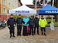 Maribor - Vrbanska - predstavitev dela policistov za mlade - skupna slika sodelujočih z g. nadškofom Cviklom