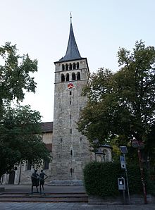 Martinskirche Sindelfingen Turm und Sankt Martin Statue