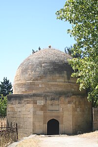 Восьмиугольный мавзолей на кладбище, расположенный предположительно над могилой «Шахиде-хандана» — брата Насими
