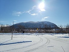 Mont Saint-Hilaire (Québec) vu du stationnement de la gare à l'hiver 2022.