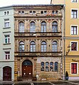 Wohnhaus in geschlossener Bebauung, mit Seitenflügel im Hof