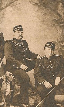 Två officerare tillhörande Värmlands fältjägarkår omkring 1890. De är iförda den för förbandet unika Jacka m/1859.