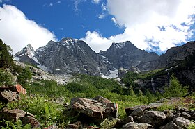 Vue du pizzo Cengalo (à gauche) et du pizzo Badile (à droite) depuis le val Bregaglia au nord en Suisse.