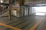 Permandangan lain pintu masuk laluan pejalan kaki berbayar di Stesen LRT Plaza Rakyat.