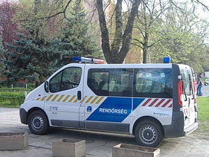 A Magyar Rendőrség alkalmazásában álló mikrobusz Makón.