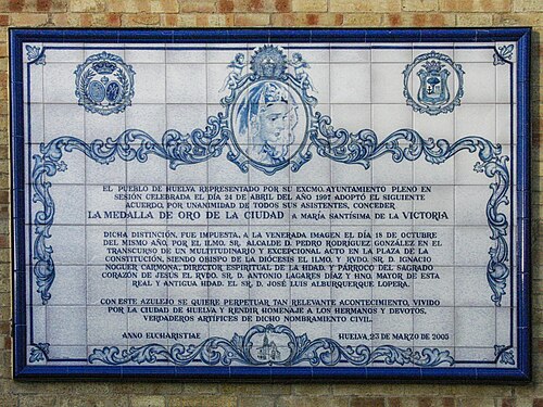 Retablo cerámico conmemorativo de la Imposición de la Medalla de Oro de la Ciudad de Huelva en 1997.