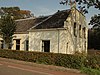 'Geijnzicht', aardig gepleisterd laag klein landhuis deels met plankenbetimmering, zakgoot