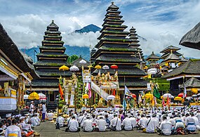 A Ida Batara Turun Kabeh, uma das cerimónias do hinduísmo balinês mais importantes e concorridas, no templo Pura Besakih, com o cume do monte Agung ao fundo