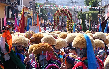 Parachicos en procession de San Antonio Abad.