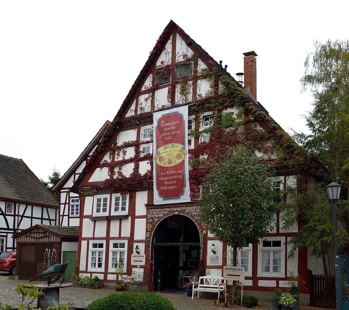 http://upload.wikimedia.org/wikipedia/commons/thumb/4/4c/Schieder-Schwalenberg_-_38_-_Brauergildestra%C3%9Fe_5.jpg/1152px-Schieder-Schwalenberg_-_38_-_Brauergildestra%C3%9Fe_5.jpg