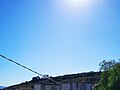 Strisce di celeste puro all'orizzonte di Messina a novembre; con la bassa elevazione del sole in questo mese, la gradazione è visibile solo all'orizzonte, ove la massima intensità solare mostra il ciano.