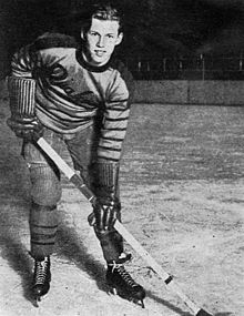 Photo de Syd Howe qui pose dans la tenue des Quakers de Philadelphie.