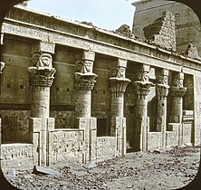 Ruines du mammisi de Philæ construit par différents pharaons ptolémaïques, sur une photographie ancienne..