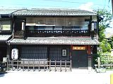 伏見寺田屋。 ただし建物は後に再現されたもの。