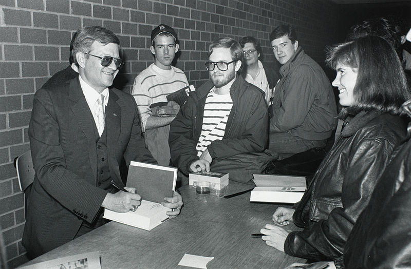 Fichier: Tom Clancy chez Burns Library, Boston College.jpg