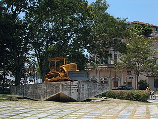 Bulldozer utilisé pour l'arrachage des rails