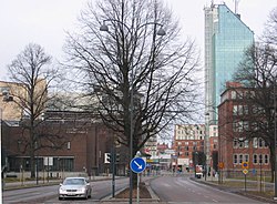 Vista da parte central de Västerås, com a Sala de Concertos à esquerda e um arranha-céus à direita