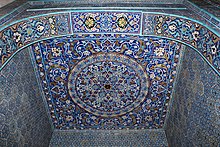 Tile decoration in the Green Mosque in Bursa (1424) Yesil Cami - Faience.jpg
