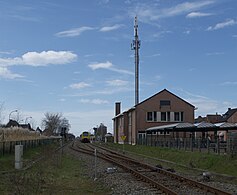 La gare possède deux voies, dont une seule à quai.