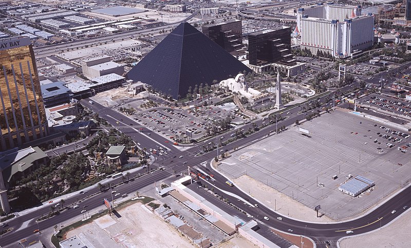 Fil:2017 Las Vegas Strip shooting location.jpg