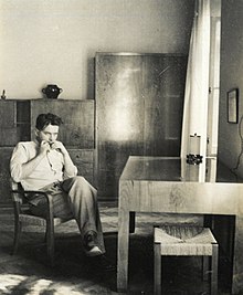 Der junge Carl Auböck in seinem Zimmer um 1930
